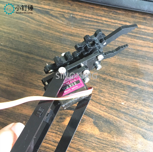 将爪子安装到小臂上