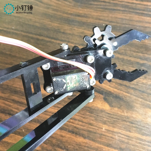 将爪子安装到小臂上