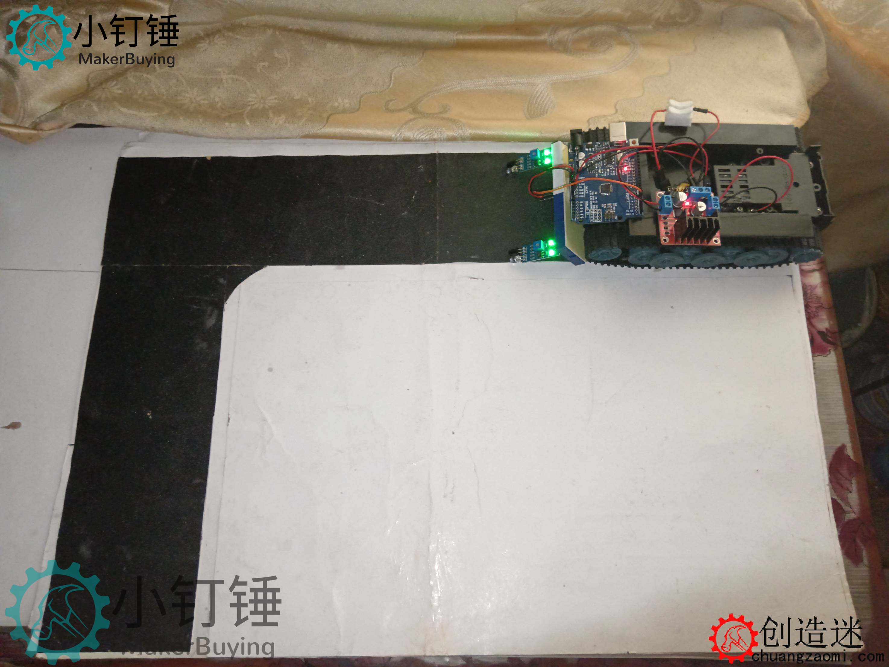 黑白循迹履带车，让它能够从右端出发点沿着黑色铺道行走至下端终点