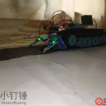 黑白循迹履带车，让它能够从右端出发点沿着黑色铺道行走至下端终点
