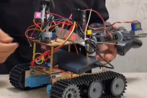 PS2 6自由度机器人带继电器控制灯这是最新设计的履带机器人，带机械臂